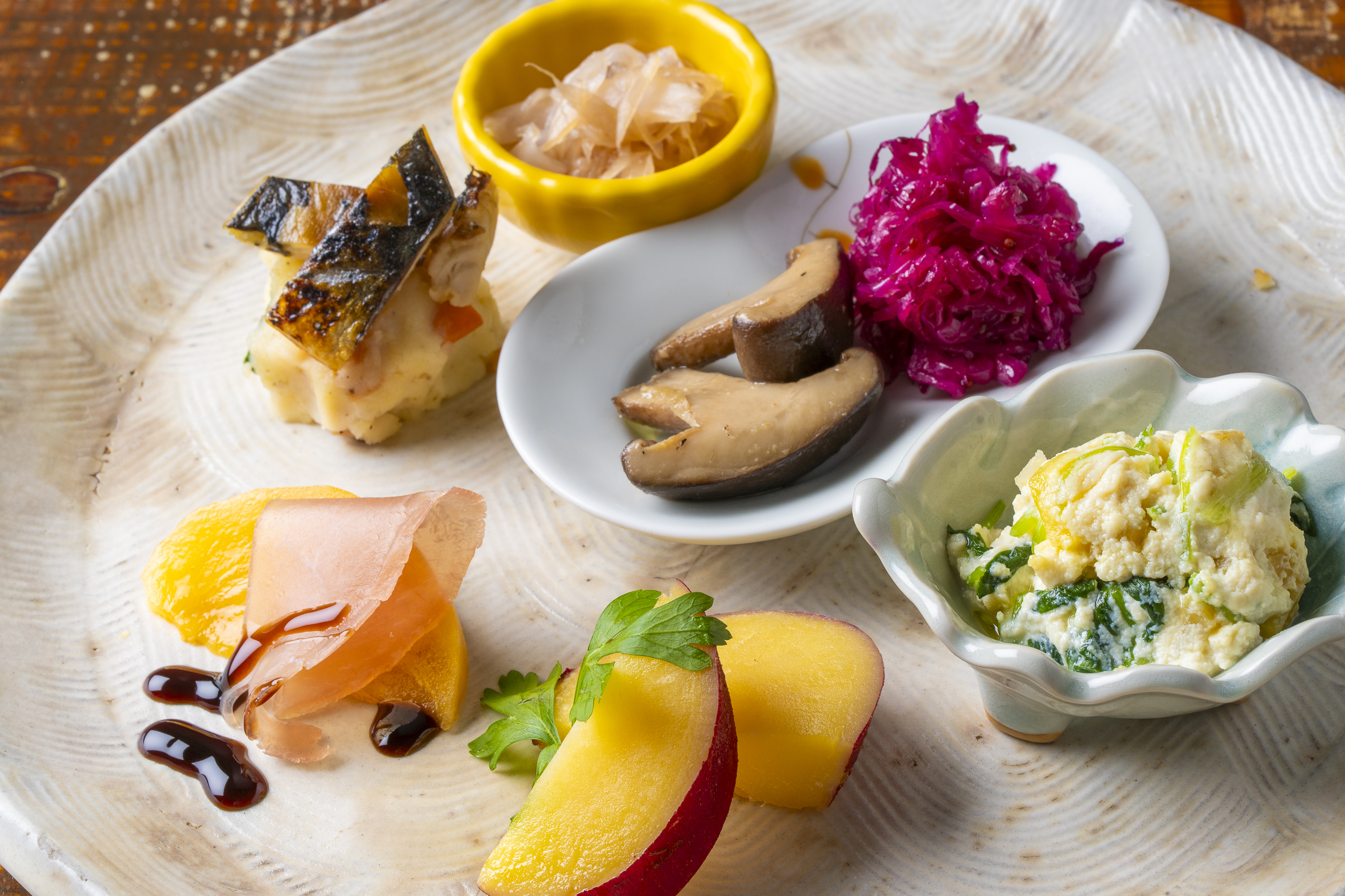 魚料理や季節の野菜を盛り付けたGRILL末松の前菜盛り合わせ