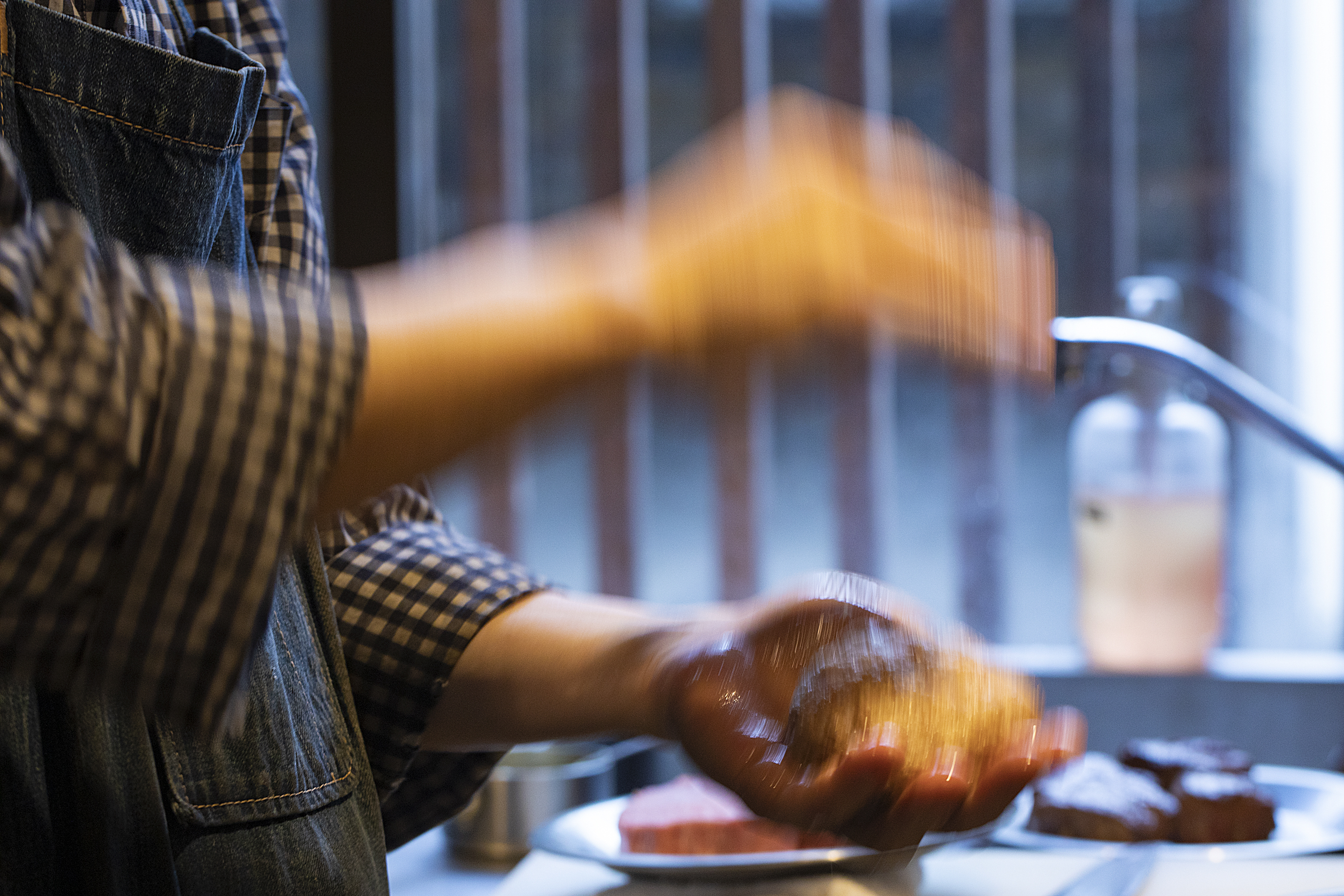 鉄板の上で仕上げる肉料理