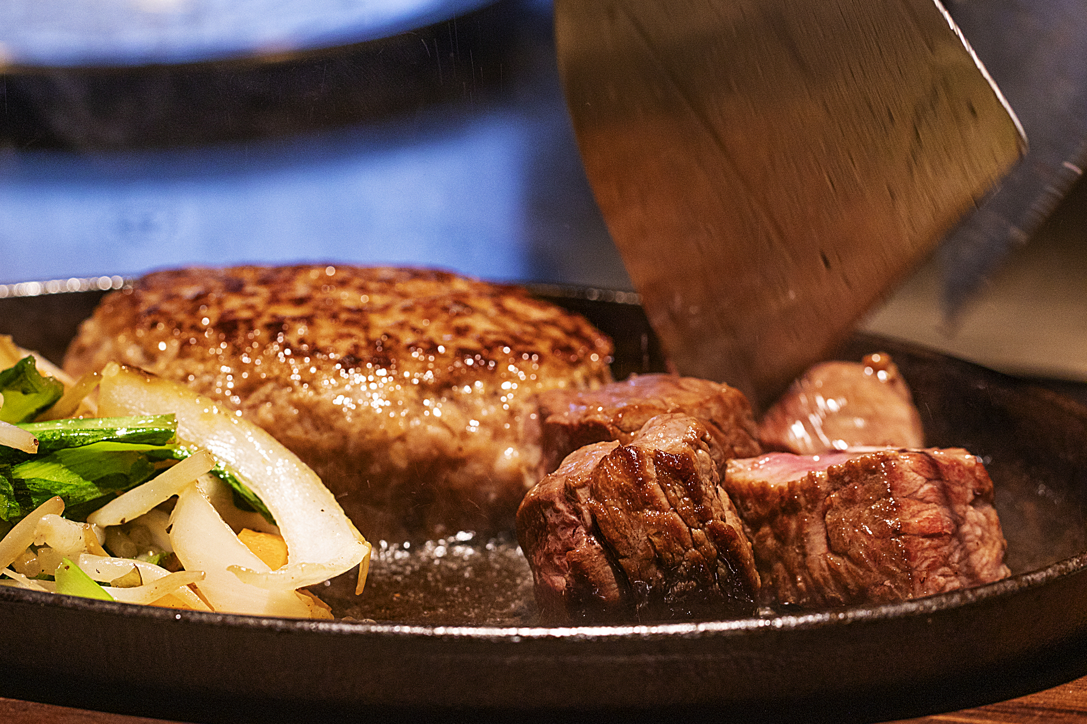 鉄板で焼き上げるハンバーグとサイコロステーキ