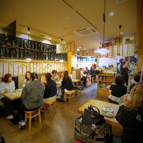 にぎわうパーラーヒバリの店内